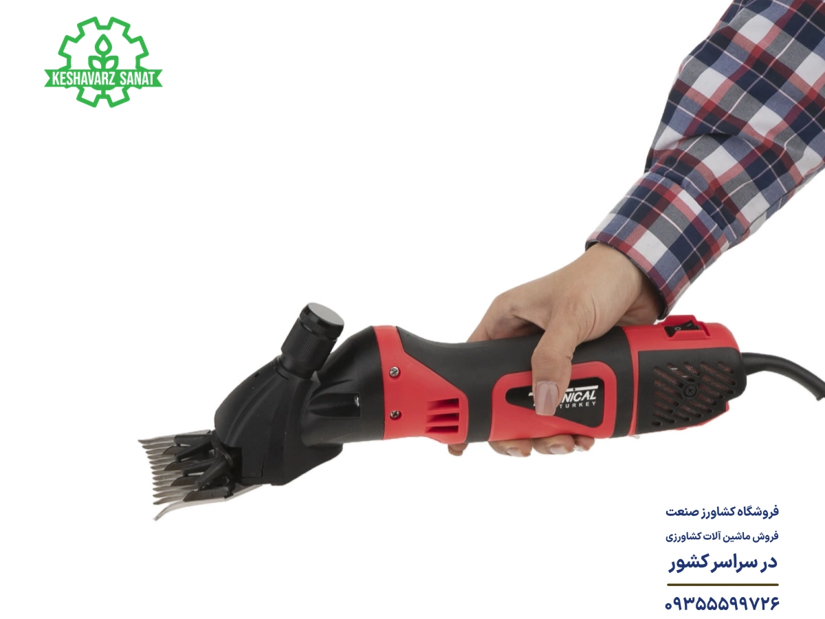 ماشین پشم چین برقی تکنیکال مدل MJ-T110 در دست اپراتور