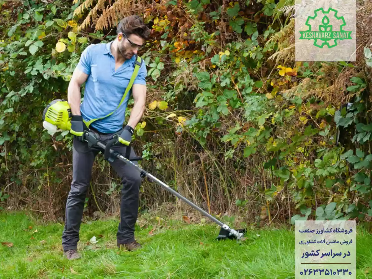 شخص در حال کار با علف تراش