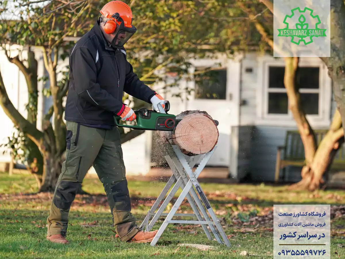 برش تنه درخت با اره شارژی مجهز به موتور براشلس و تیغه 35 سانتیمتری